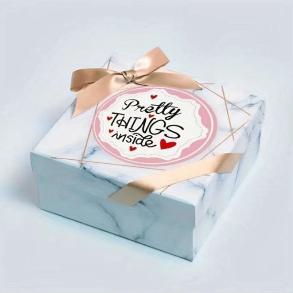 🩷🤍❤️"PRETTY THINGS INSIDE"❤️🤍🩷 500pcs ROUND STICKER ROLL 🌟NWT🌟 - Picture 3 of 5